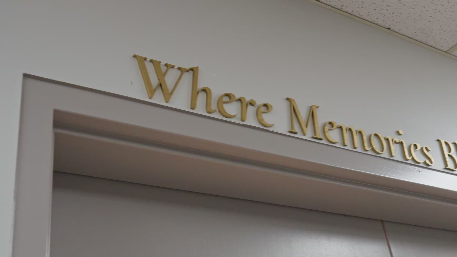 A wedding bouquet's journey through the flower preservation process – from fresh blooms to a finished resin keepsake