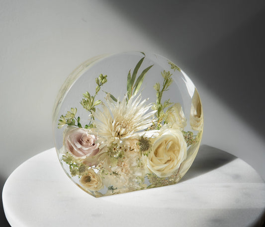 Resin circle display mold with dried flowers preserved in clear epoxy – Everlasting Bloom Co.