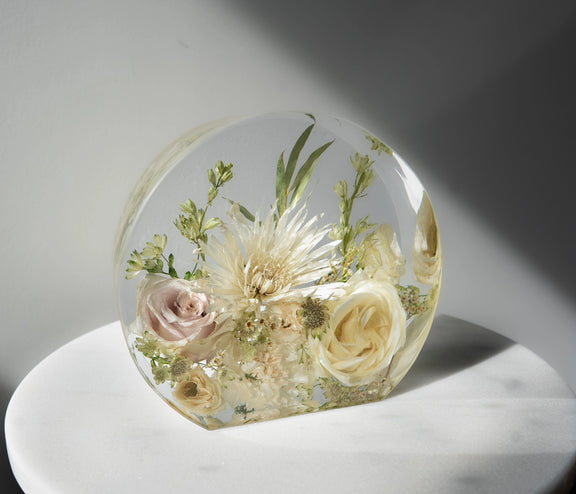 Resin circle display mold with dried flowers preserved in clear epoxy – Everlasting Bloom Co.